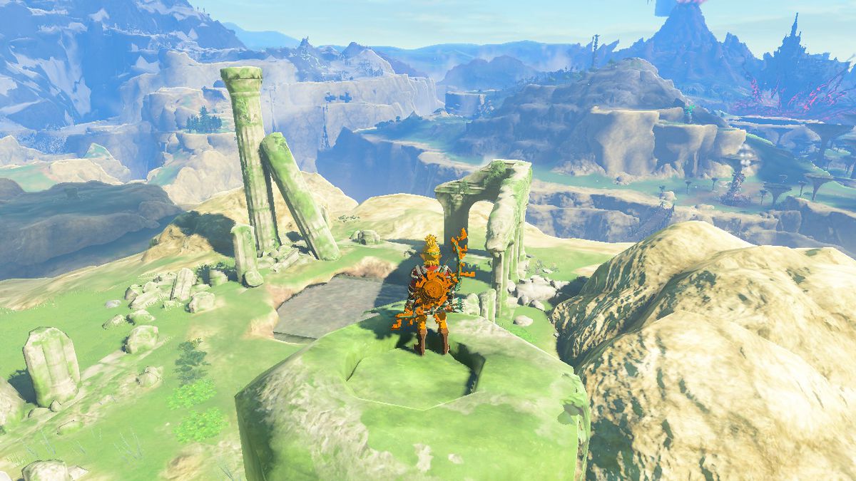 Link se tient au sommet d'un pilier herbeux tout en cherchant l'armure d'éveil dans Zelda Tears of the Kingdom.