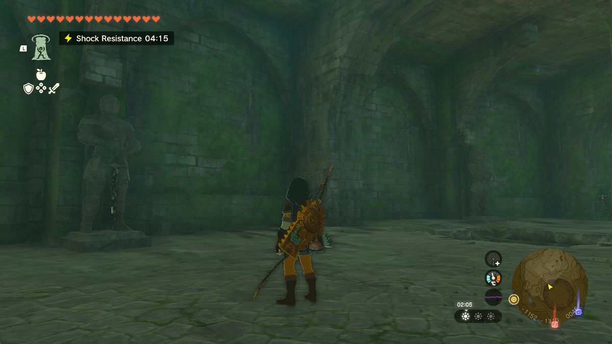 Link, Zelda Tears of the Kingdom'da Uyanış Zırhı pantolonunu ararken bir bulmacayı çözmek için hareket eder.