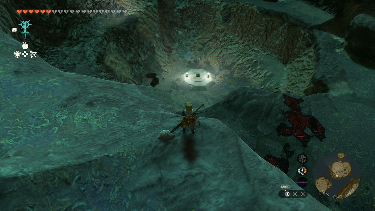 Link, Zelda Tears of the Kingdom'da Rüzgar Zırhı başlığını içeren bir sandığın yanında duruyor.