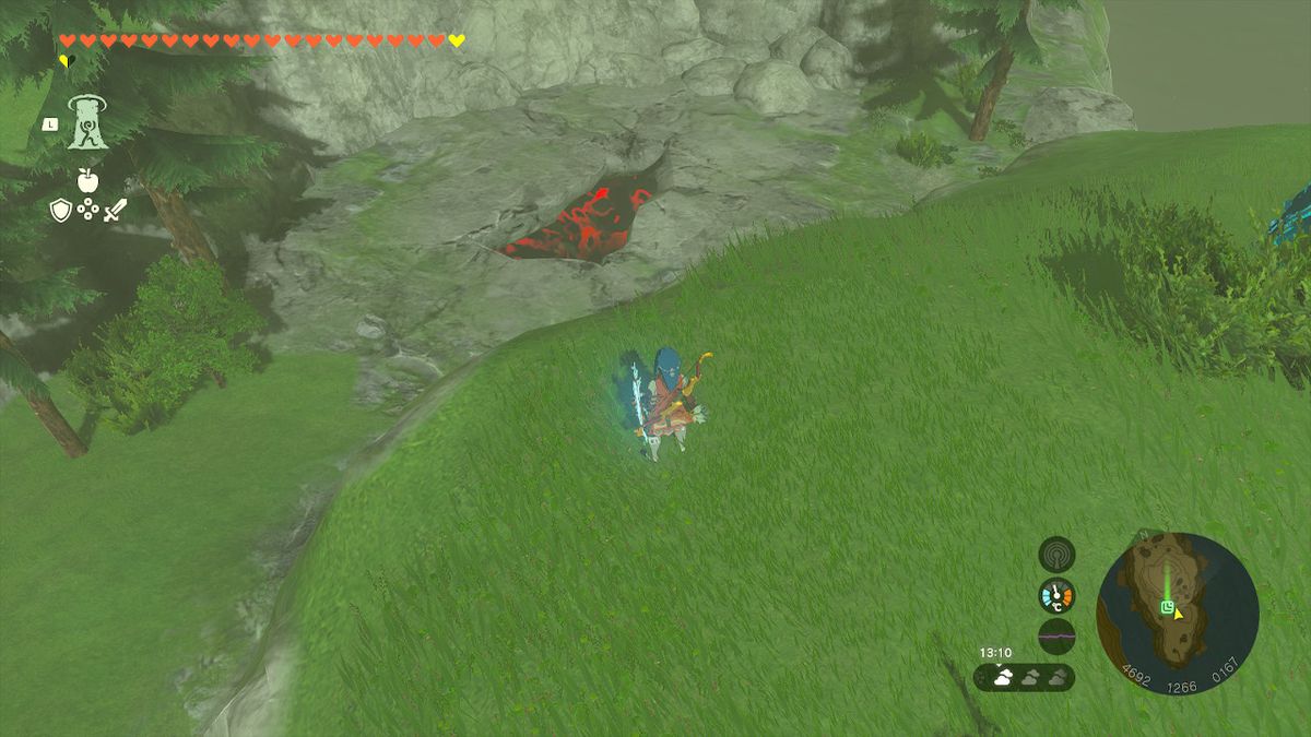 Link, Zelda Tears of the Kingdom'da Rüzgar Zırhını ararken Hyrule'de yerdeki bir uçurumun yanında duruyor.