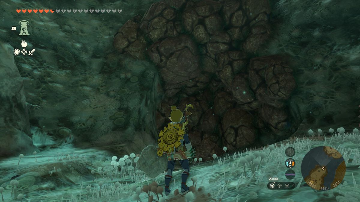 Link, Zelda Tears of the Kingdom'da parçalanabilecek bir kaya duvarının yanında duruyor.