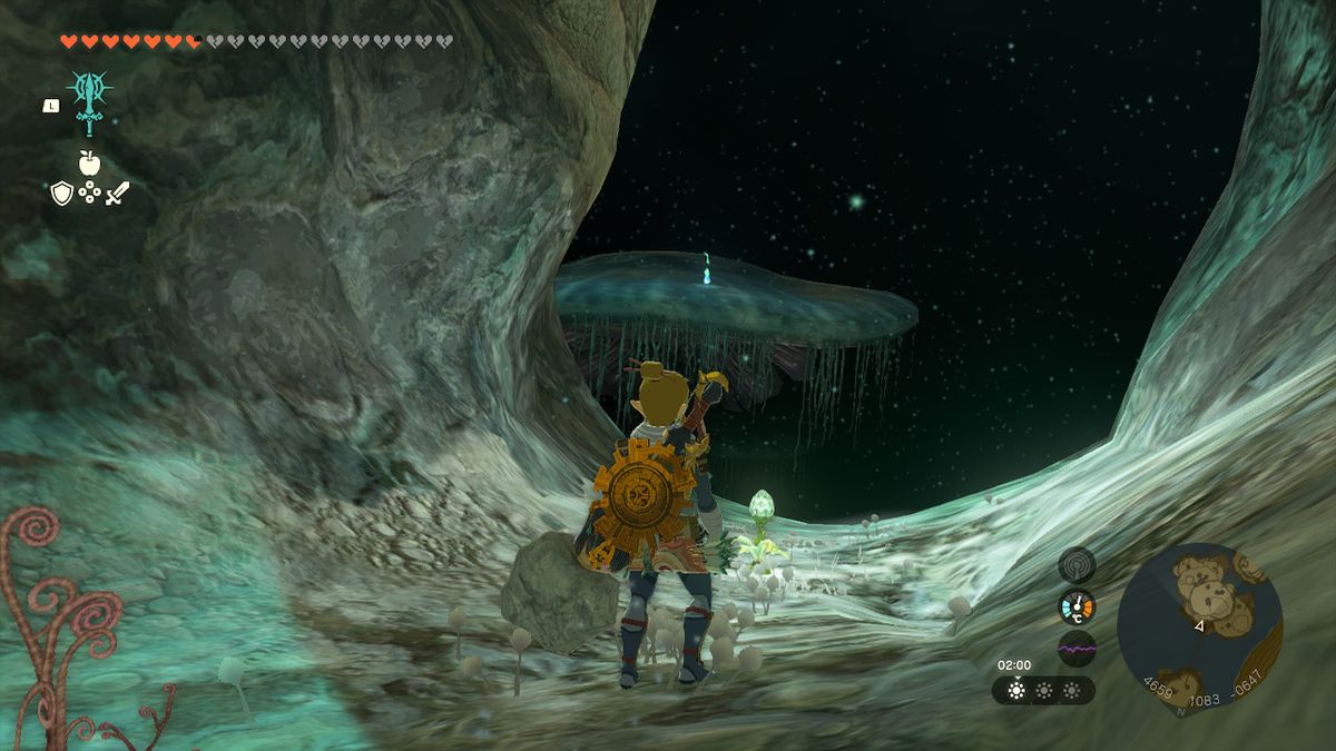 Link, Zelda Tears of the Kingdom'da Depths'te bir koridora bakıyor.
