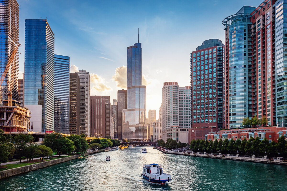 Chicagos skyline med floden i fronten