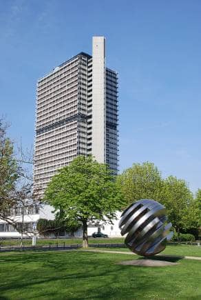 Bonn에 있는 초고층 건물인 Langer Eugen(114.7m)은 독일 국회의원을 위한 이전 건물로 현재 UN 캠퍼스의 새로운 위치입니다. (위키미디어 커먼즈를 통한 사진)