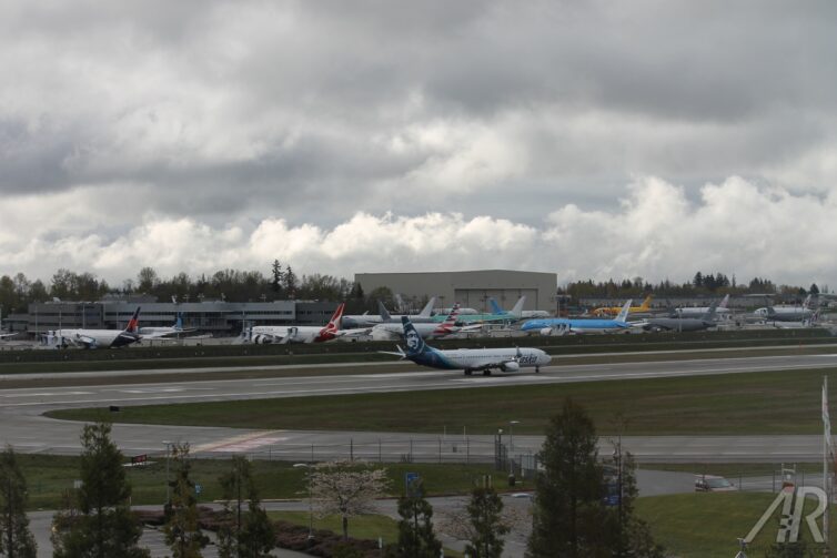 ペイン フィールドはしばらくの間商用サービスを提供していましたが、アラスカ 737 が乗客を乗せて離陸するのを見て、今でも驚かされます。