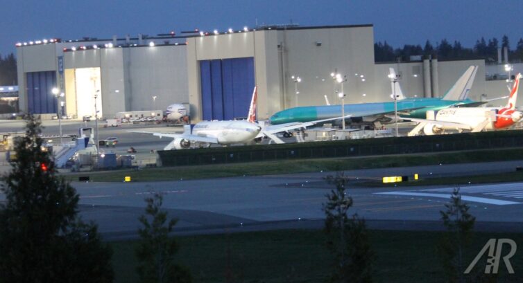 暗くなり始め、777 が駐機場を横切って移動しました。