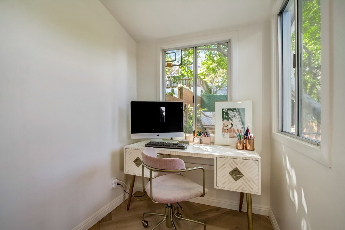 escritorio de oficina en casa frente a la ventana