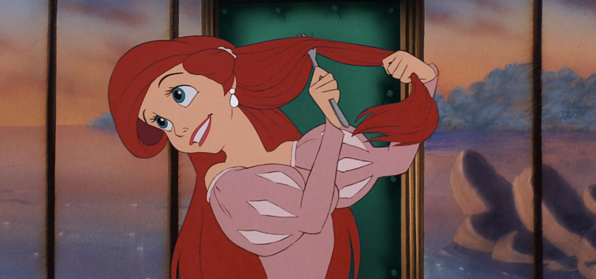 Mens-Ariel in De kleine zeemeermin kamt enthousiast haar haar met een vork terwijl ze aan tafel zit met prins Eric