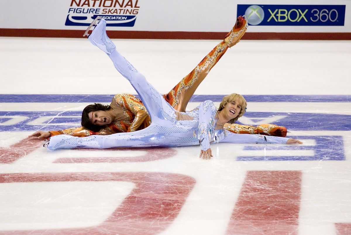 ويل فيريل وجون هيدر ، يرتديان أزياء رقص جليدية ضيقة ، يرقدان بجانب بعضهما البعض على الجليد ويرفعان أرجلهما في عرض متماثل