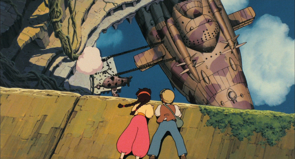 Un niño y una niña, dibujados al estilo anime, se inclinan sobre una cornisa de piedra en lo alto de las nubes y observan una aeronave gigante que atraca debajo.