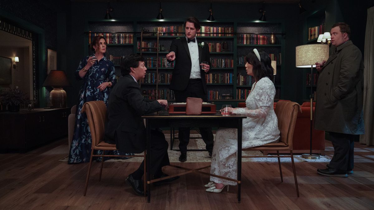Elizabeth Perkins, Ken Jeong, Zach Woods, Poppy Liu en Paul Walter Hauser zitten en staan ​​rond een salontafel in The Afterparty.