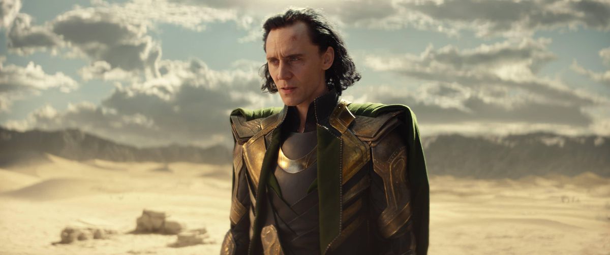 Loki (Tom Hiddleston) staat in een woestijn in een scène uit het eerste seizoen van Loki