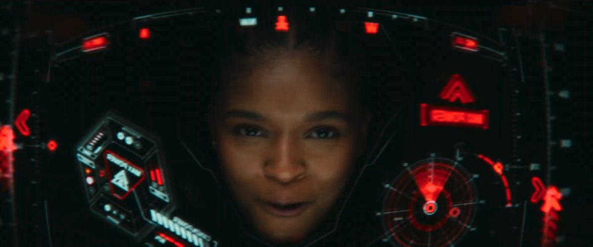 Dominique Thorne dans le rôle de Riri Williams aks Ironheart volant à l'intérieur d'une armure à la Iron Man avec un affichage HUD devant elle