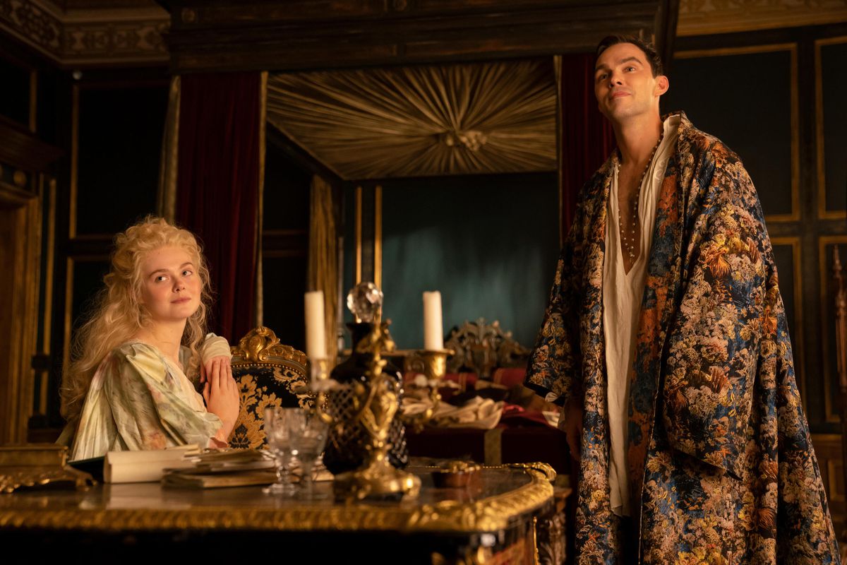 Catherine (Elle Fanning) en Peter (Nicholas Hoult), in een weelderige slaapkamer op The Great.