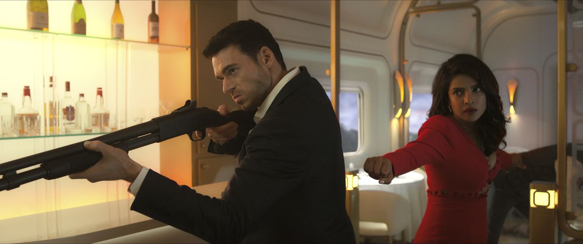 Mason Kane (Richard Madden) vise un fusil de chasse dans un wagon de train chic, une Nadia Sinh (Priyanka Chopra Jonas) se retrouve pour une balançoire à Citadel.