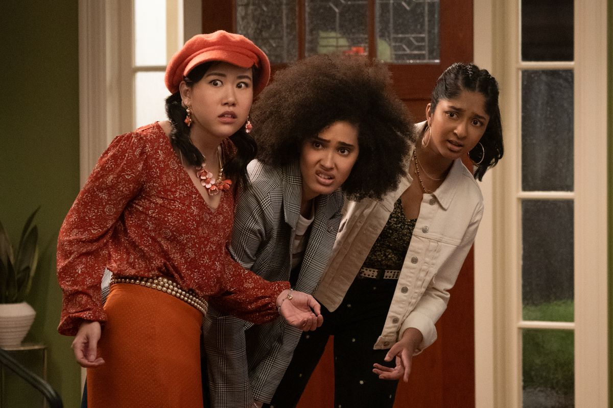Eleanor, Fabiola en Devi kijken sceptisch naar iets dat in het verschiet ligt in Never Have I Ever seizoen 2.