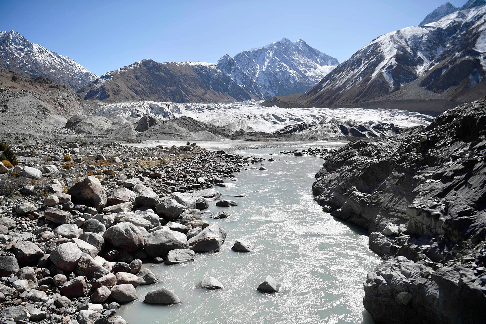 De Chiatibo-gletsjer in het Hindu Kush-gebergte in het Chitral-district van de provincie Khyber-Pakhunkwa in Pakistan.