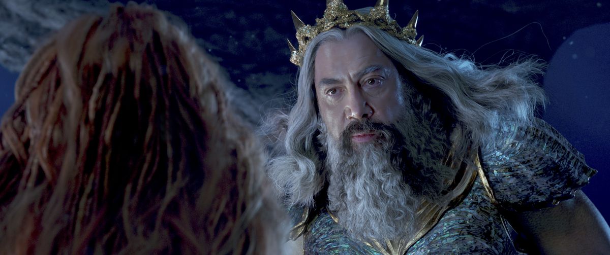Javier Bardem als koning Triton, streng kijkend naar Ariel