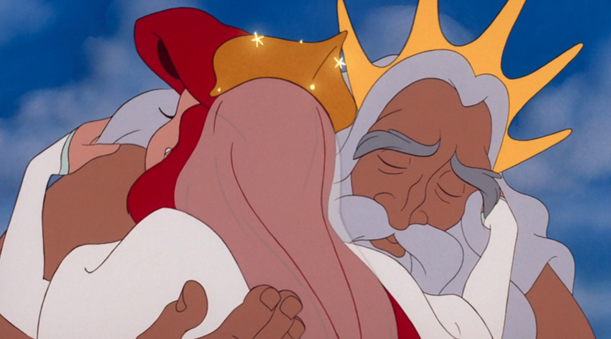 Koning Triton omhelst Ariel op haar trouwdag in de animatiefilm Little Mermaid uit 1989