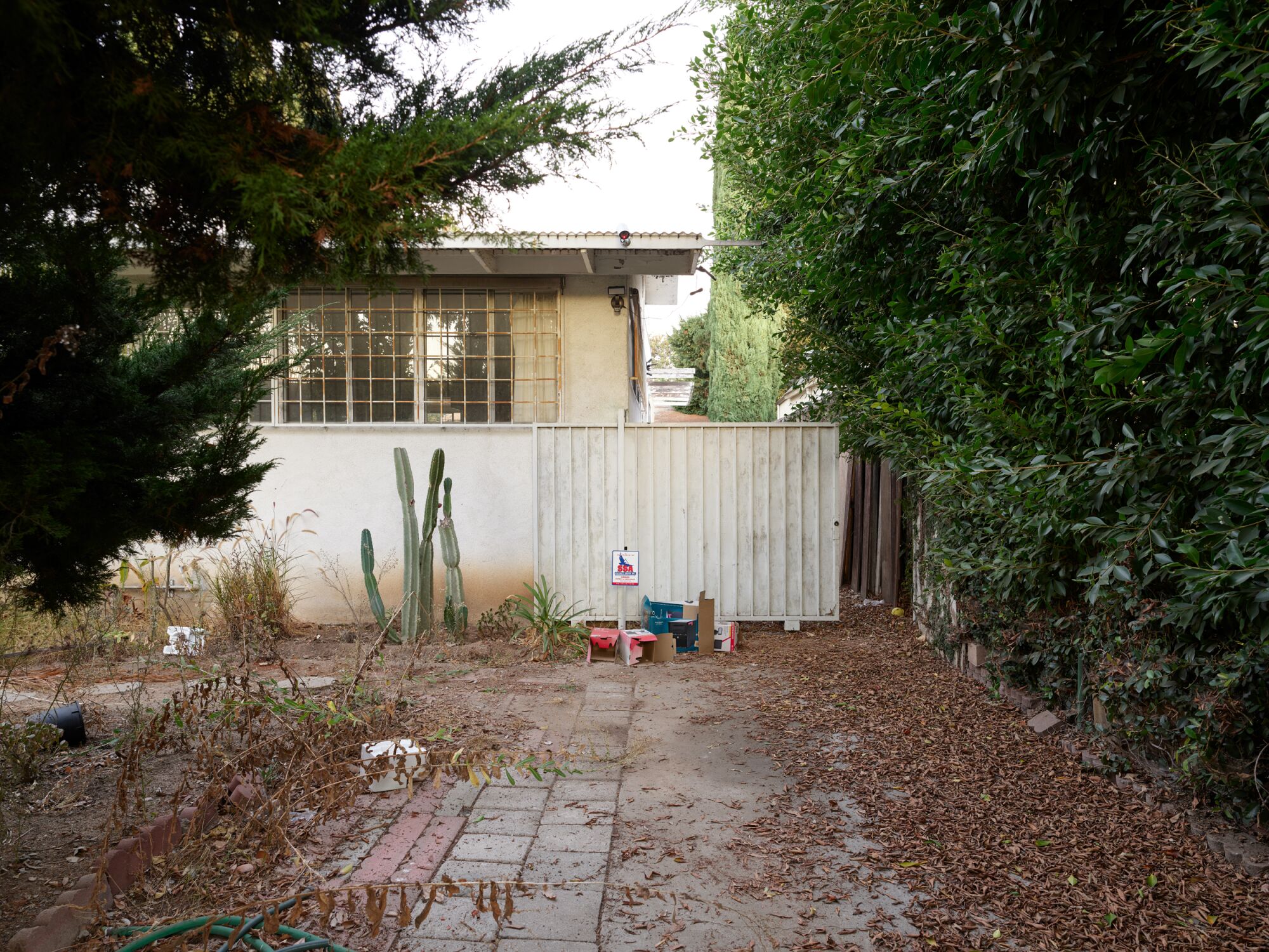 Una casa deteriorada y un patio desaliñado
