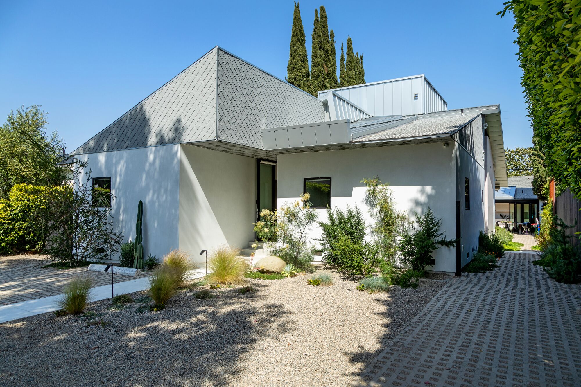 Modern, geometrik çatı çizgisine sahip çağdaş bir ev