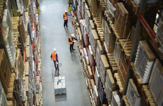 Benefits of Warehouse Workflow Automation - Workers working in a warehouse