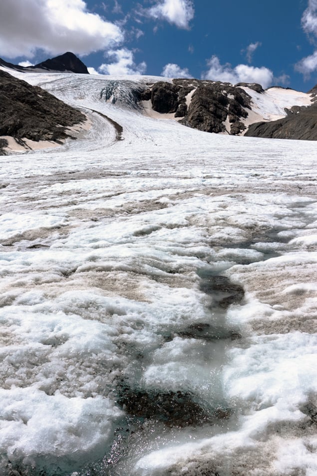 Vid utsikt över Gries-glaciären i Alperna