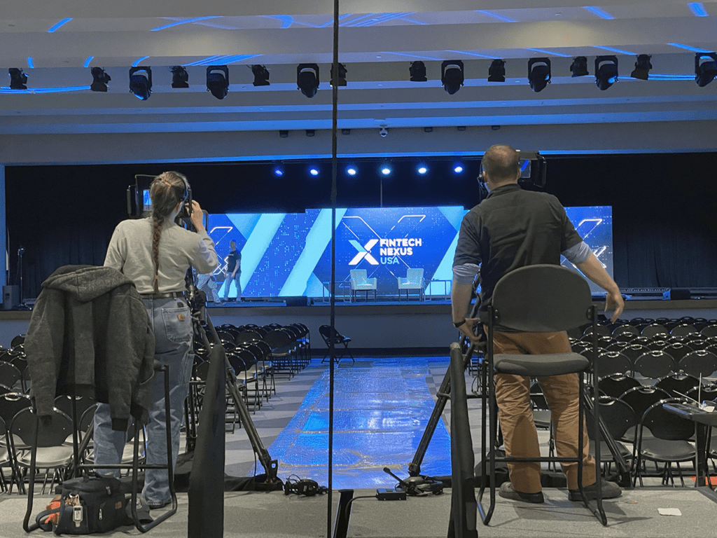 Los operadores de cámara practican sus tomas en el escenario principal de Fintech Nexus USA 2023 en el Javits Center el 9 de mayo de 2023. | John K. White, Fintech Nexus