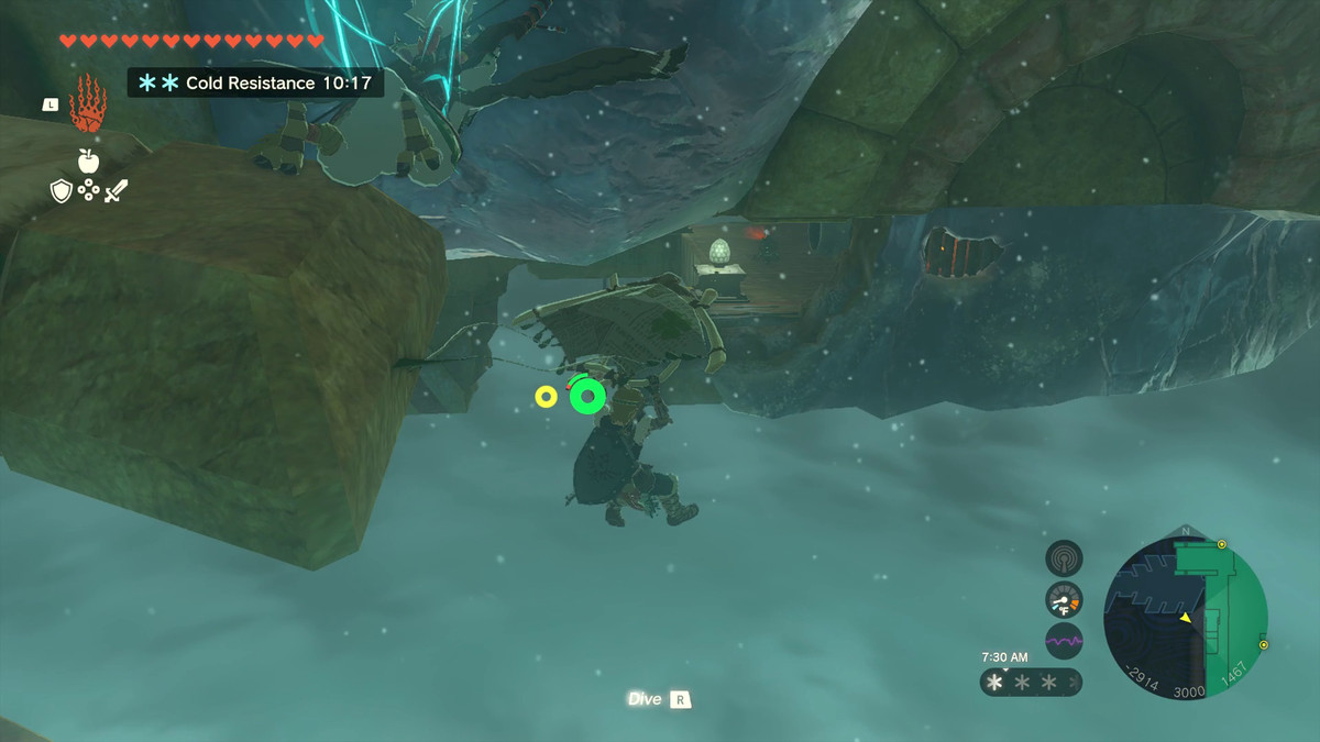 Link zweeft met zijn paraglider onder de onderkant van het houten luchtschip Sky Ark in Zelda: Tears of the Kingdom. Voor hem is een platform met een gloeiende lantaarn waar hij op wil landen.