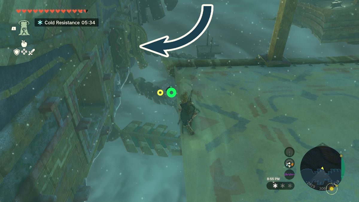 Link glijdt op zijn paraglider naar een gat in de zijkant van het houten luchtschip in Zelda: Tears of the Kingdom. Een naar links wijzende pijl geeft aan in welke richting hij moet zweven.