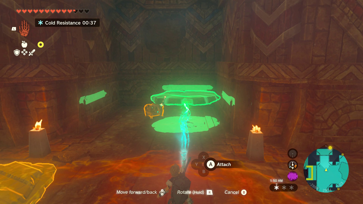 Link, turuncu bir parıltıyla aydınlatılan taş bir odada duruyor ve Ultrahand ile başının üzerinde iki taş levha tutuyor. Levhaların altında saklanan parlak, altın bir sandık var.