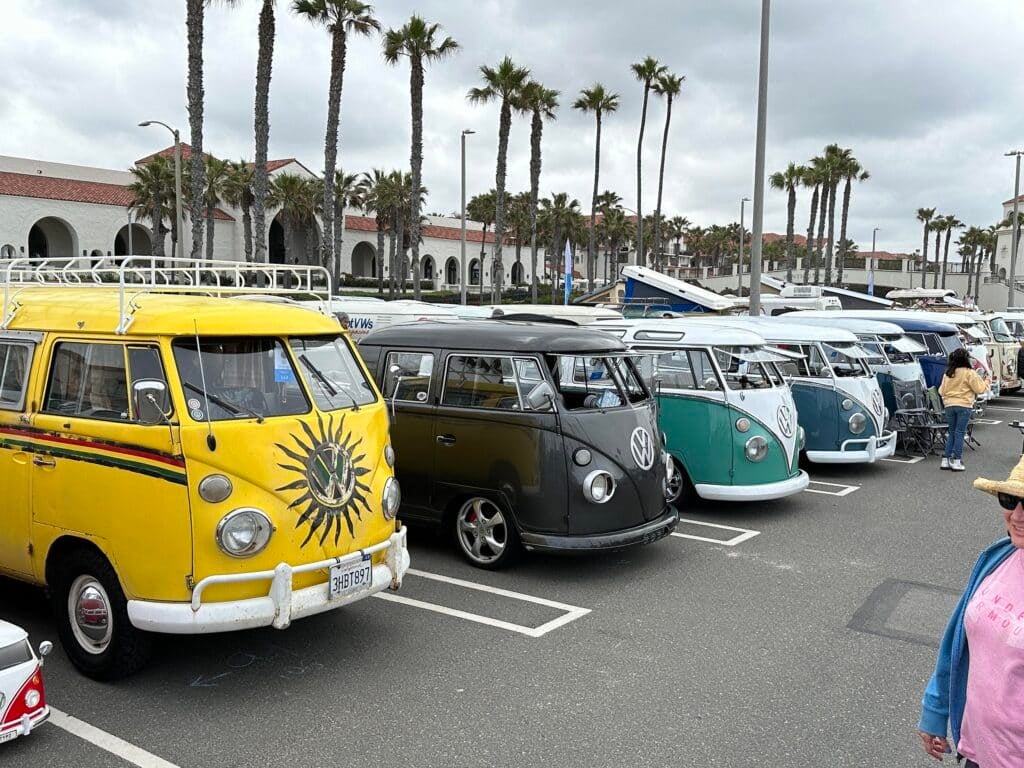 Reihe von VW-Kleinbussen