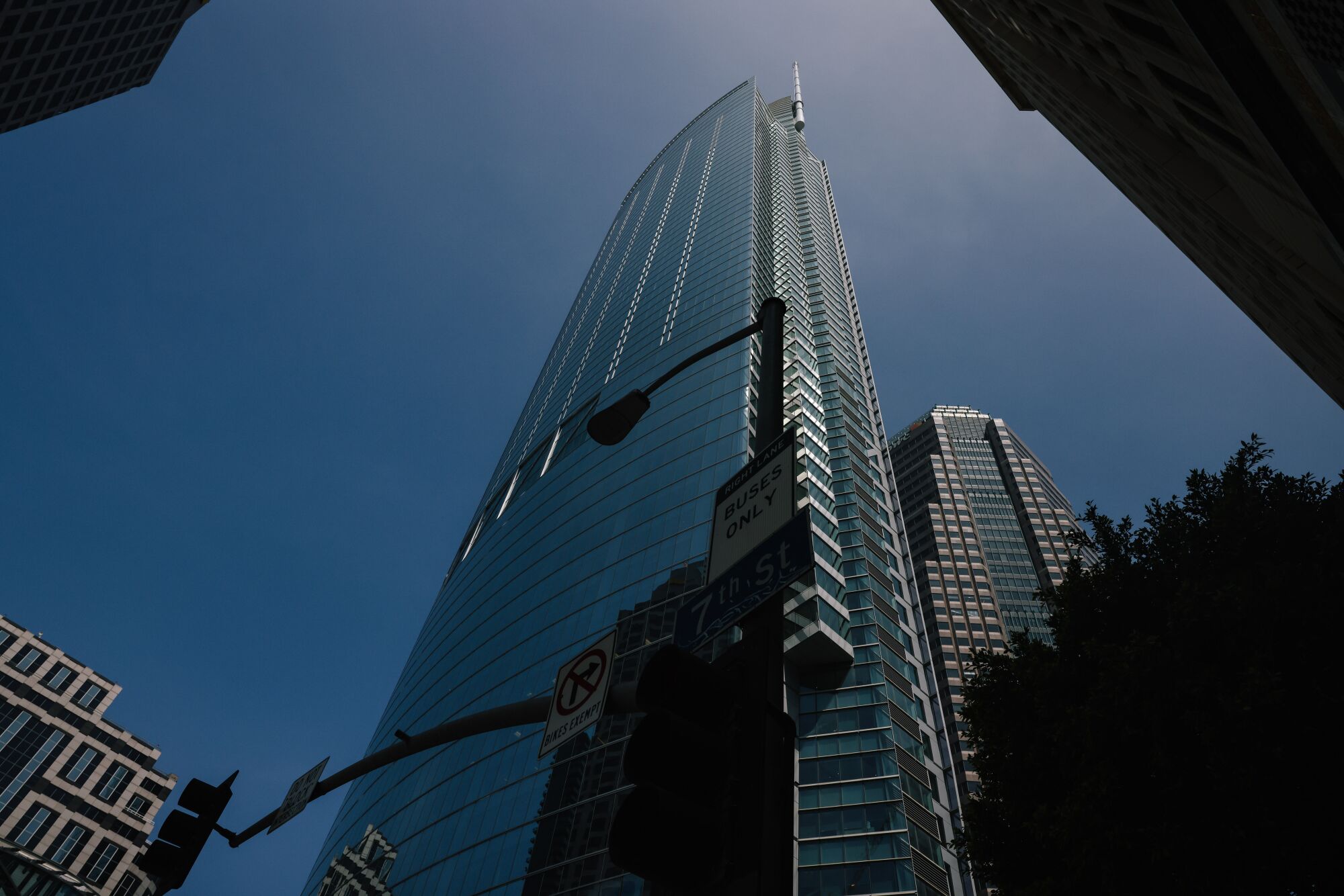 Wilshire Grand Center, un hotel y rascacielos de oficinas en el distrito financiero de Los Ángeles.