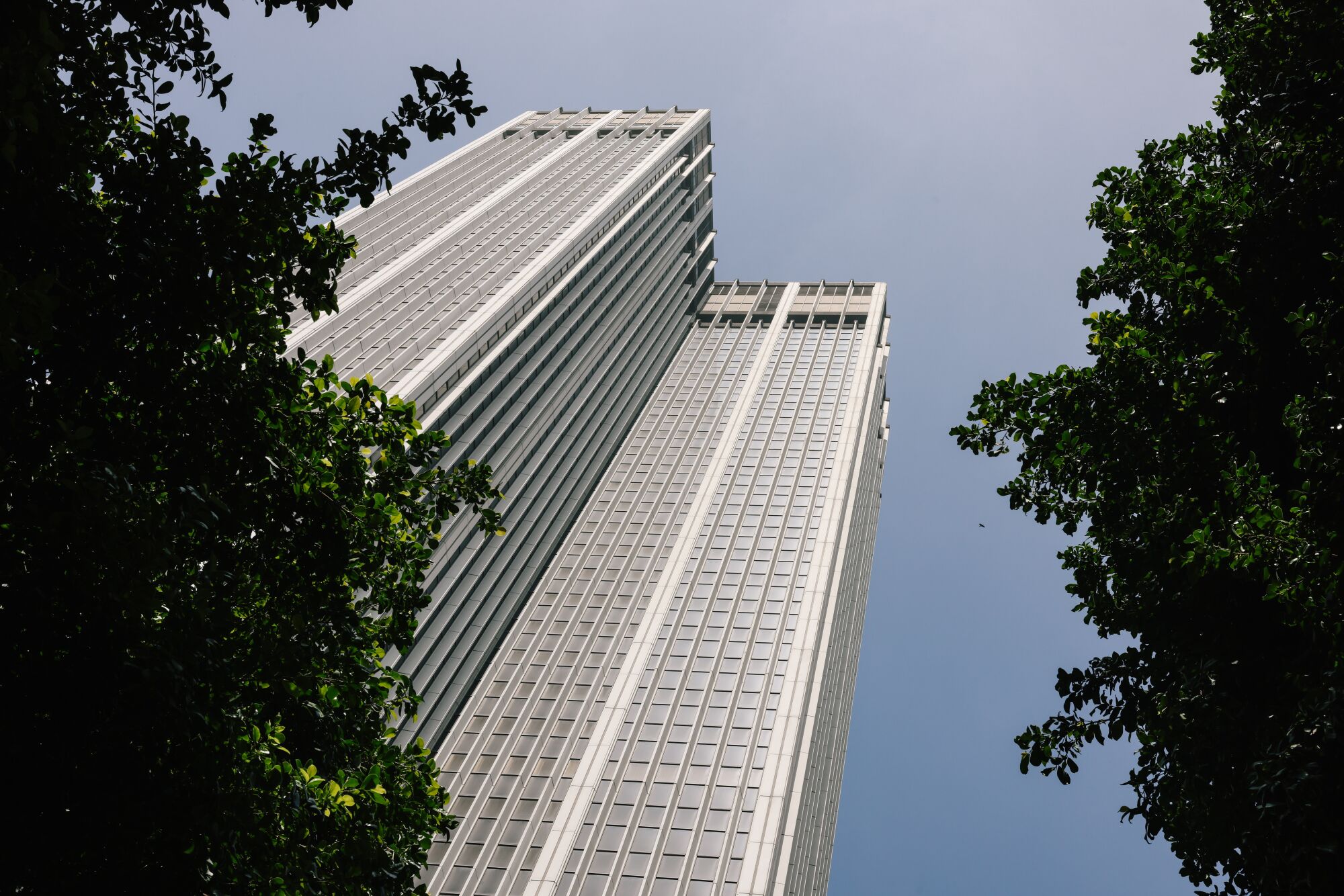 Una torre de oficinas de la década de 1960 que estuvo vacante durante mucho tiempo en el distrito financiero y que fue diseñada por el destacado arquitecto de mediados de siglo William Pereira.