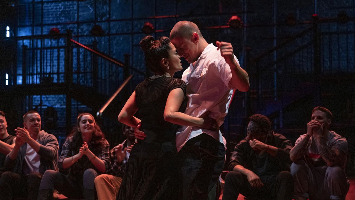 (LR) Η Salma Hayek Pinault και ο Channing Tatum χορεύουν μπροστά σε μια σειρά ανθρώπων που κάθονται και γέρνουν μπροστά στο Magic Mike's Last Dance.
