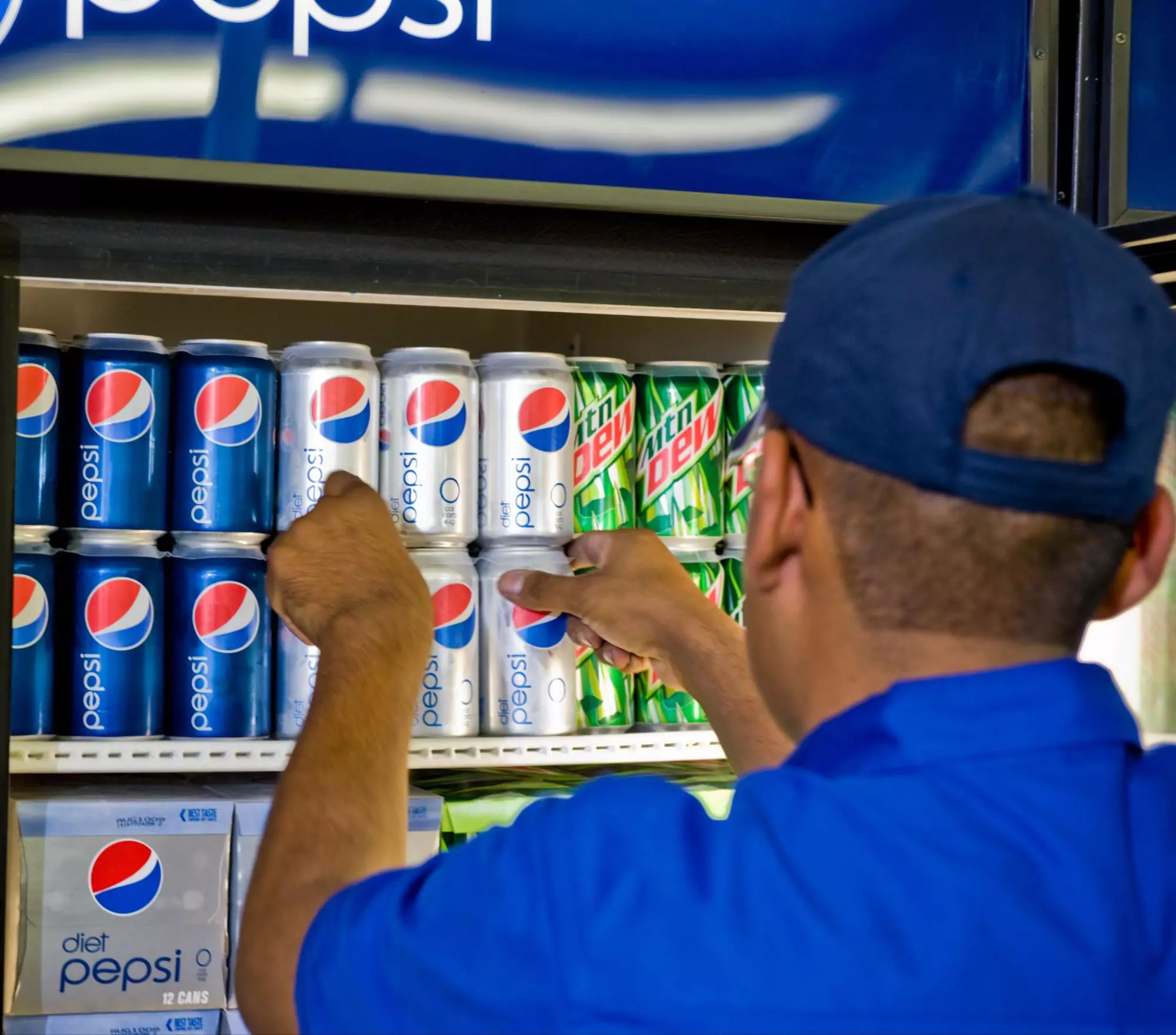 Pepsi-logotypen har en cirkulär röd, vit och blå design med en vågig vit linje i mitten