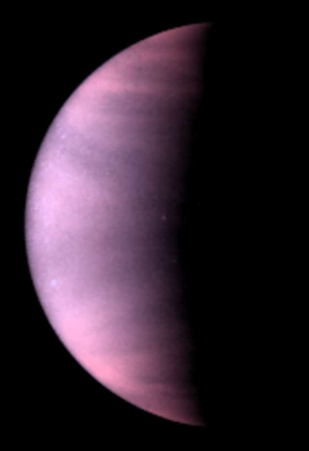 Venüs gezegenindeki bulutların görüntüsü. Gezegen yarı karanlıkta gösteriliyor ve bu ultraviyole ışıklı görüntüde bulutlar puslu, pembe-mor renkte görünüyor.