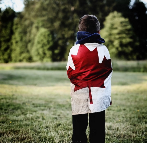 Unsplash クセニア・マカゴノワ カナダの国旗 - カナダ初のテクノロジー人材戦略: カナダの画期的な移民発表を解き明かす