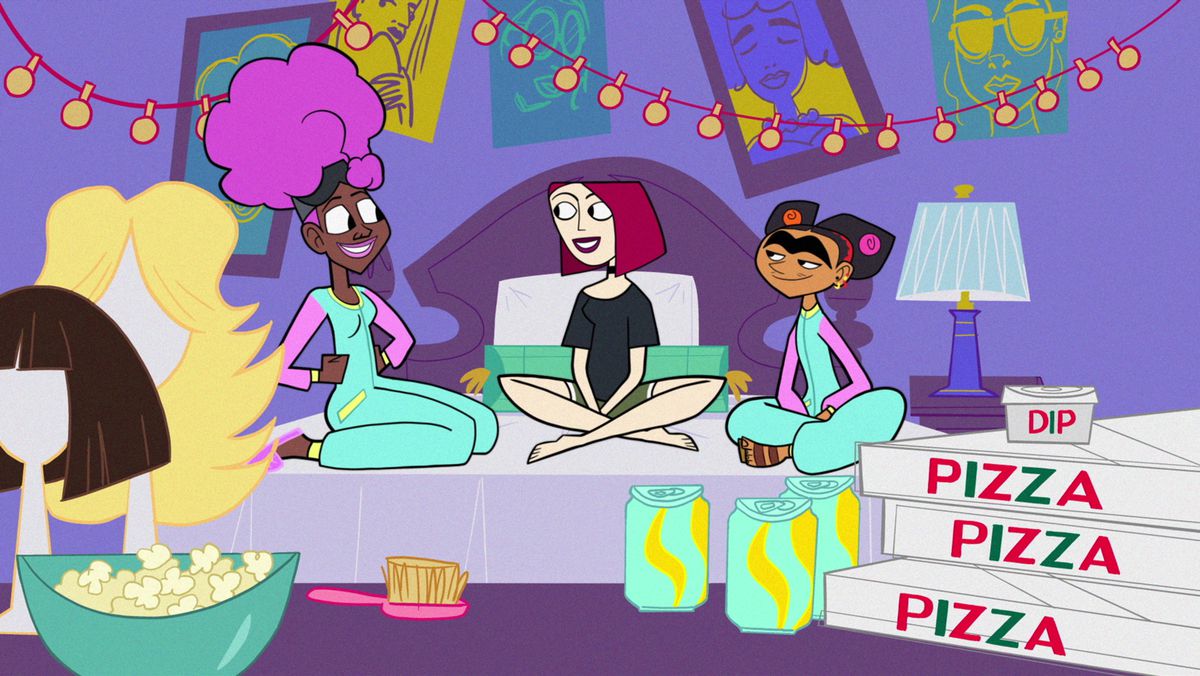 Harriet, Joan và Frida ngồi trên một chiếc giường xếp chồng lên nhau với những hộp bỏng ngô, nước ngọt và bánh pizza ở phía trước