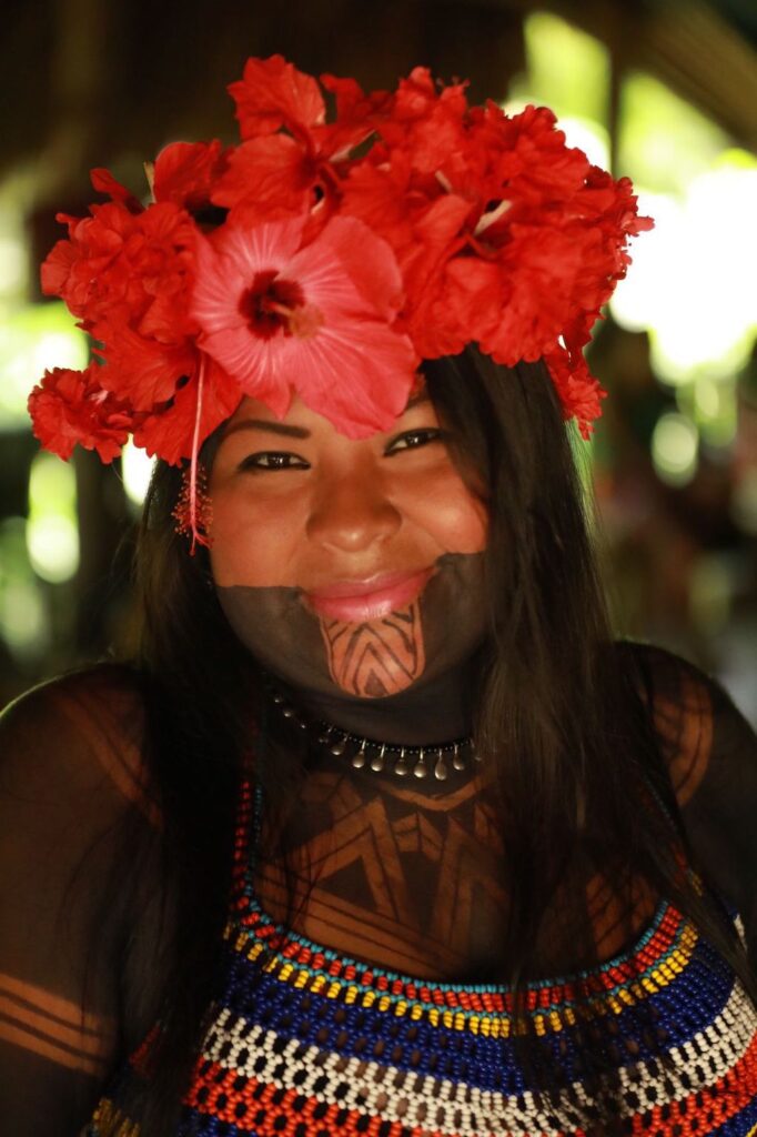 Sara Omi, vestindo a roupa tradicional e pintura corporal do povo Emberá, que é extraído da fruta Genipa Americana, conhecida como "jagua" em espanhol.