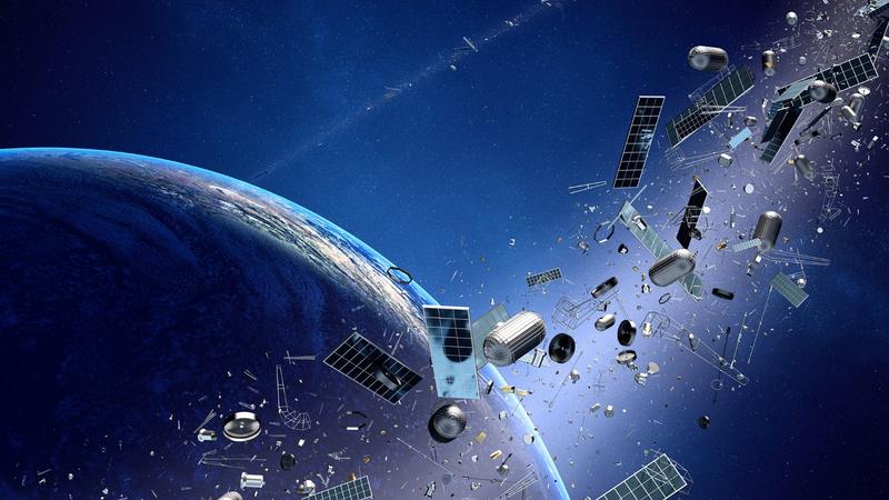 Bir enkaz halkası (uzay çöpü) Dünya'nın yörüngesinde döner. Resim: JohanSwanepoel/Adobe Stock