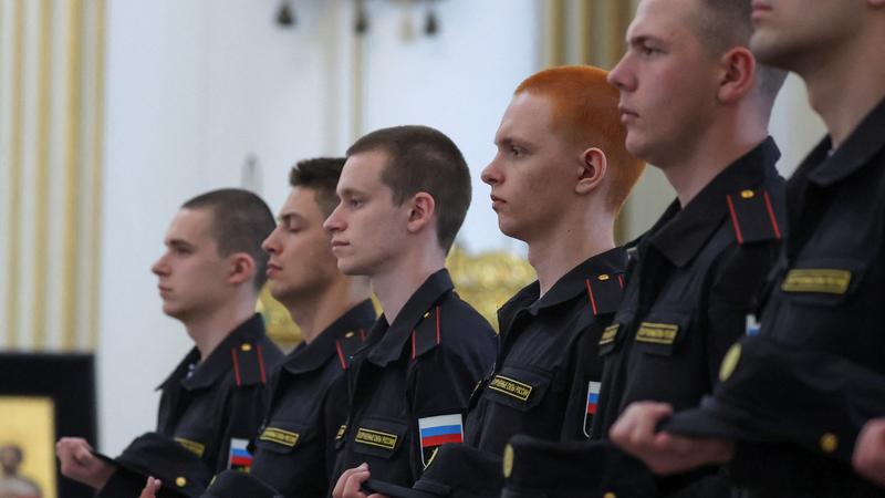 Rusya'nın Saint Petersburg kentindeki Trinity Katedrali'nde askere alınan Ruslar, garnizonlara gitmek üzere ayrılışlarını kutlayan bir törene katılıyorlar, 23 Mayıs 2023, fotoğraf: Anton Vaganov/Reuters