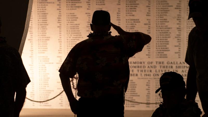 USS Arizona'dan sağ kurtulan bir kişinin komşusu ve bekçisi, 7 Aralık 2019'daki cenaze töreninde USS Arizona Anıtı'ndaki isimler duvarını selamlıyor, fotoğraf: PO1 Holly He/US Marine Corps