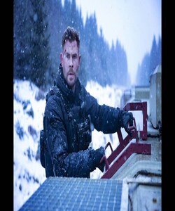 Chris Hemsworth trong một cảnh quay của 'Extraction 2'.