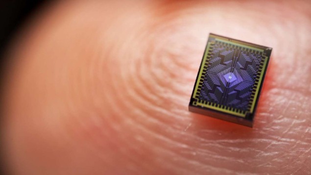 El chip Tunnel Falls de Intel en un dedo