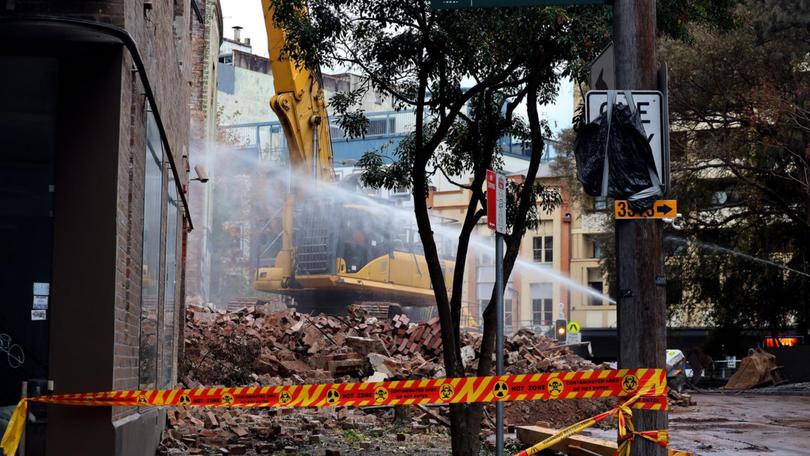 SYDNEY, AUSTRALIË - NewsWire-foto's - 01 JUNI 2023: De gecontroleerde sloop van een gebouw in Surry Hills in Sydney gaat door nadat het terrein vorige week door een enorme brand werd verwoest. Foto: NCA NewsWire / Nicholas Eagar