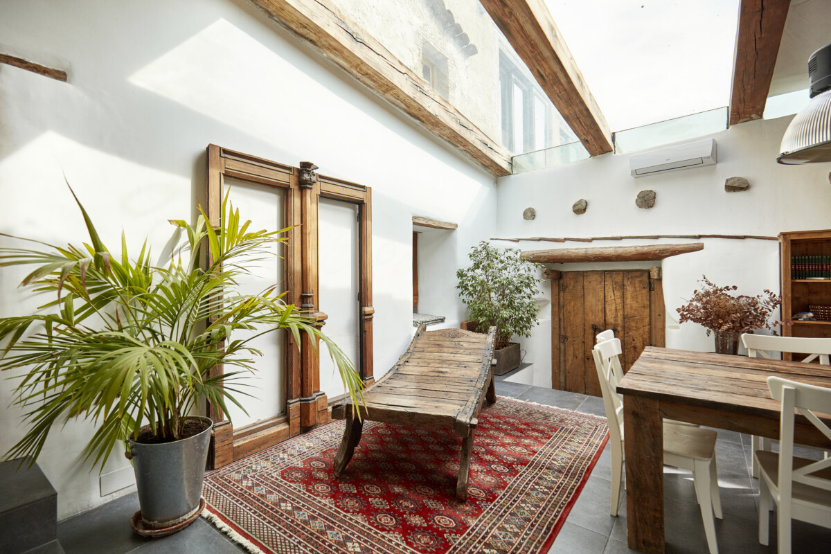 Salón de sillas de madera en la moderna casa de campo mediterránea