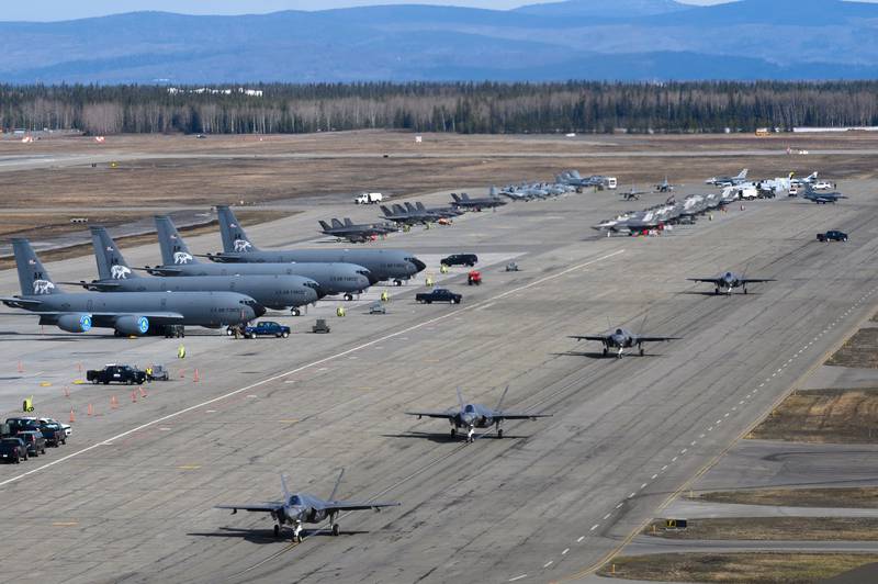 ABD Hava Kuvvetleri, Deniz Kuvvetleri, Deniz Piyadeleri, Kraliyet Hava Kuvvetleri ve Avustralya Kraliyet Hava Kuvvetleri uçakları, Northern Edge 23-1 sırasında Alaska'daki Eielson Hava Kuvvetleri Üssü'ndeki uçuş hattında oturuyor.