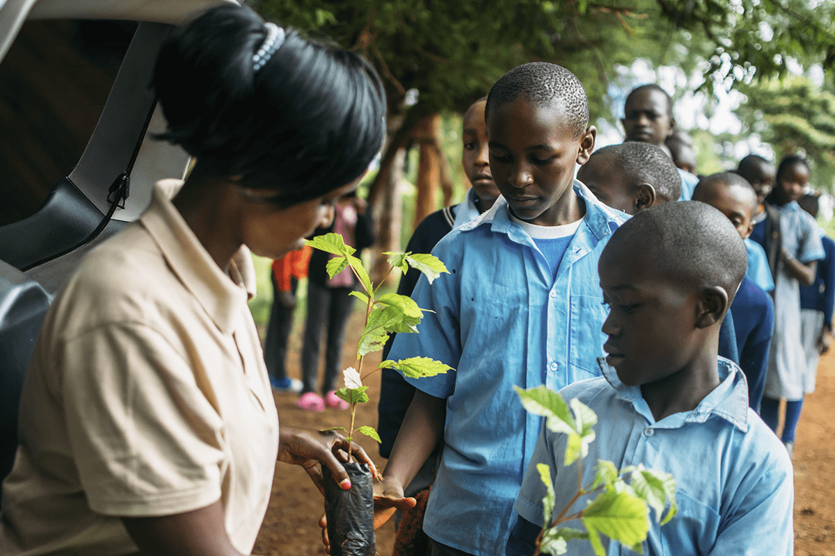 Net zero_Tree Woman realizando un ejercicio de plantación de árboles en la escuela primaria Iruri en Kenia_visual 2