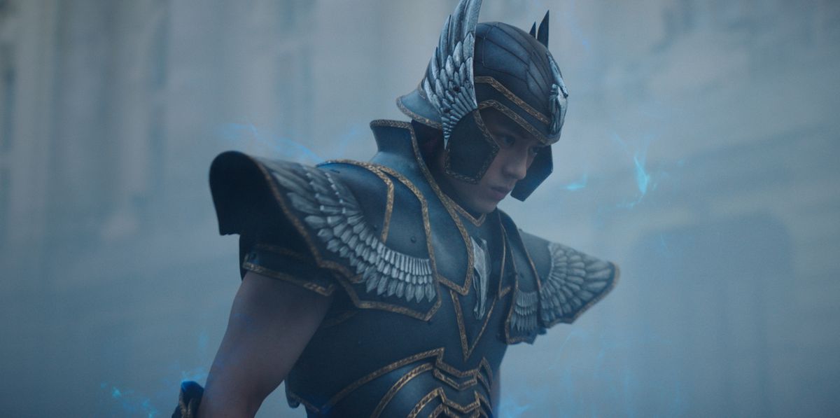 Seiyu (Mackenyu), nhân vật chính của Knights of the Zodiac, trông thật quyết đoán trong bộ giáp xám trên nền xám trong một thế giới xám xịt